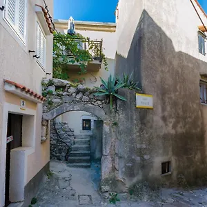 Apartman Under Ancient Roofs, Vrbnik